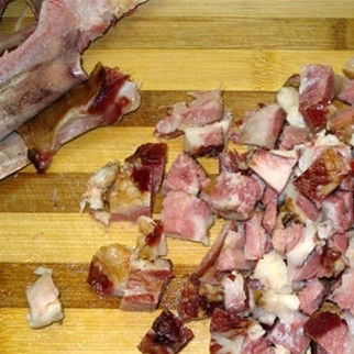 1. Этап. Гороховый суп с копчеными ребрами: Сварились? Достаем и нарезаем их.