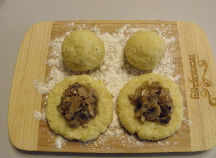 1. Этап. Зразы картофельные с грибами: Влажными руками отрывайте тесто, скатываайте его в шарики. Каждый нужно приплюснуть, в центр выкладывайте по столовой ложке начинки.