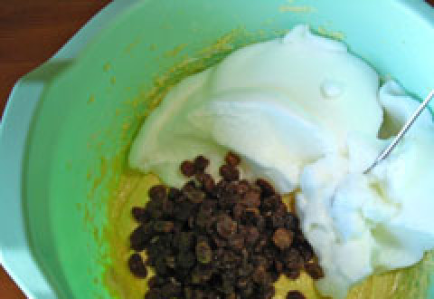 1. Этап. Кексики лимонные: Добавьте остатки белков, а также изюм с коньяком. Перемешайте ложкой.