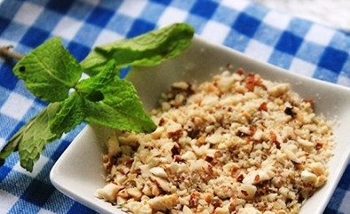 1. Этап. Салат с гранатом: Измельчаем орехи в блендере или рубим мелко ножом. Орехи в салат подойдут любые. Даже лучше, если у вас будет смесь орехов.