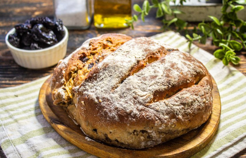 1. Этап. Хлеб с черносливом: Наш вкусный и полезный хлеб с черносливом готов!