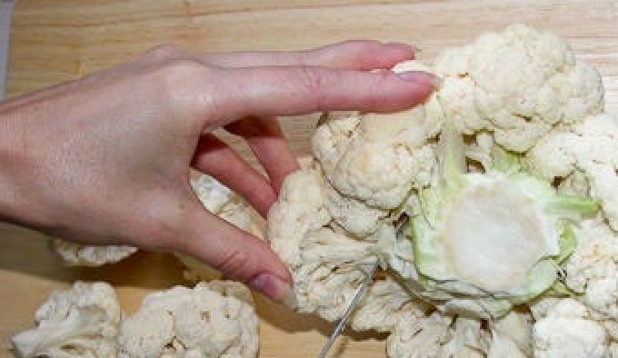 1. Этап. Цветная капуста тушеная в мультиварке: 2. Цветную капусту разделяем на соцветия.