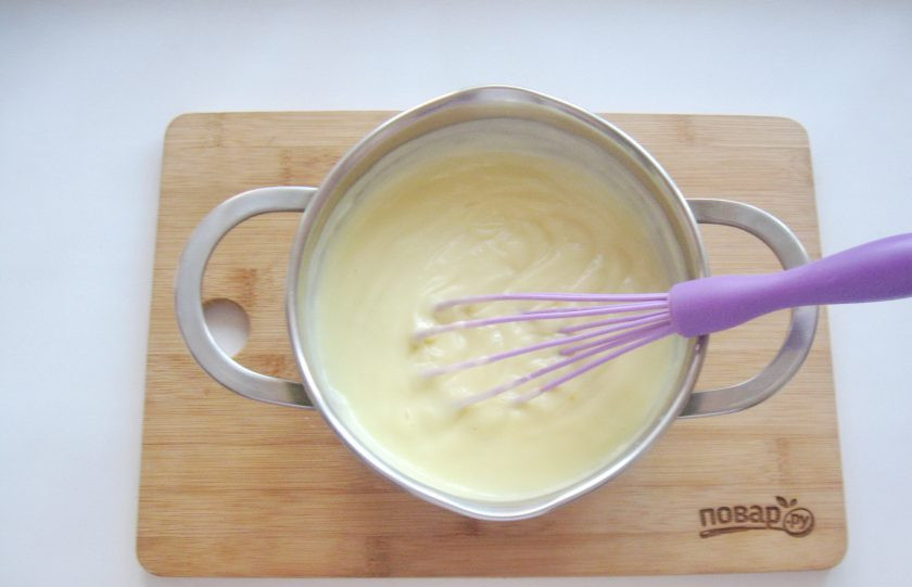 1. Этап. Заварной крем на желтках: Когда молоко начнет закипать, влейте приготовленную смесь в кастрюлю. Постоянно перемешивая, доведите крем до густой, кремовой консистенции.