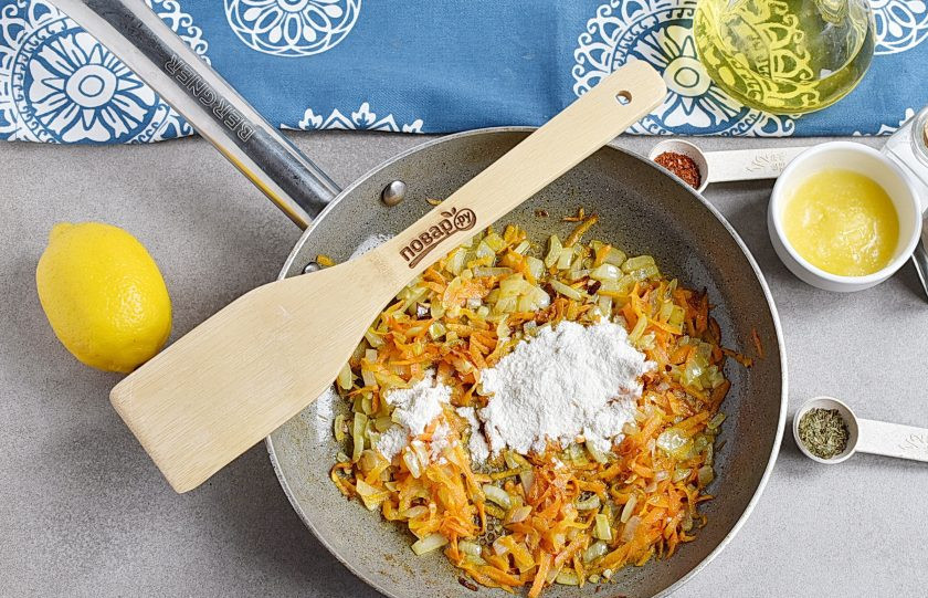 1. Этап. Суп из чечевицы по-турецки: Добавьте ложку муки и прогрейте еще минуту.