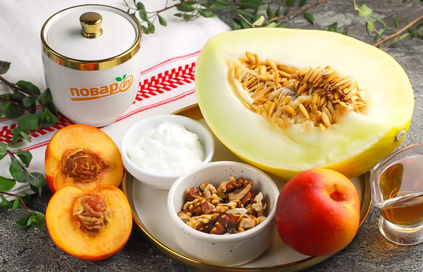 1. Этап. Фруктовый салат с дыней и нектаринами: Подготовьте указанные продукты. Дыню приобретите спелую, ароматную.