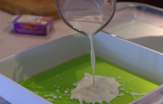 1. Этап. Желе слоями: 5. Достаньте формы из морозилки и вылейте по 100 миллилитров смеси из сгущенного молока в каждую форму поверх цветного слоя.