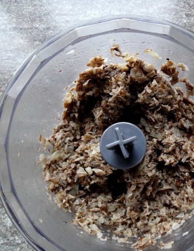 1. Этап. Булочки с грибами под сырной глазурью: Измельчить грибы с луком в блендере (мясорубке).