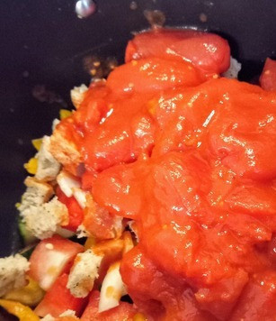 1. Этап. Арбузный гаспачо с миндальным маслом: Добавить помидоры, бальзамик, соль и оливковое масло.