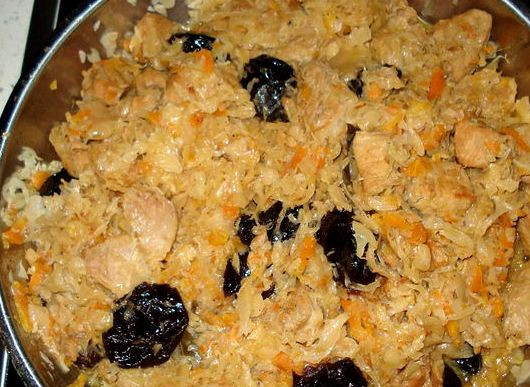 1. Этап. Бигус с черносливом: Через час выкладываем на сковородку предварительно промытый чернослив, еще раз все перемешиваем и тушим бигус 15 минут, затем снимаем с огня. Подавать его можно сразу же, пока он горячий, а можно подождать, пока блюдо остынет, так бигус еще вкусней. Приятного аппетита!