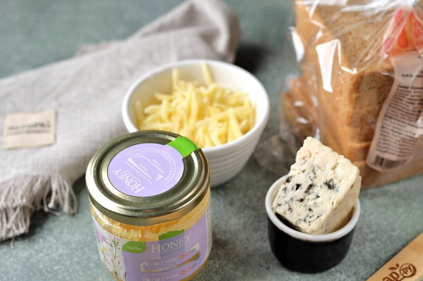 1. Этап. Сэндвичи с медом: Подготовьте ингредиенты.