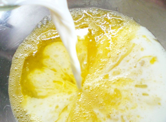 1. Этап. Хинкали с мясом: Затем вливаем в миску растительное масло и молоко, перемешиваем все ингредиенты.