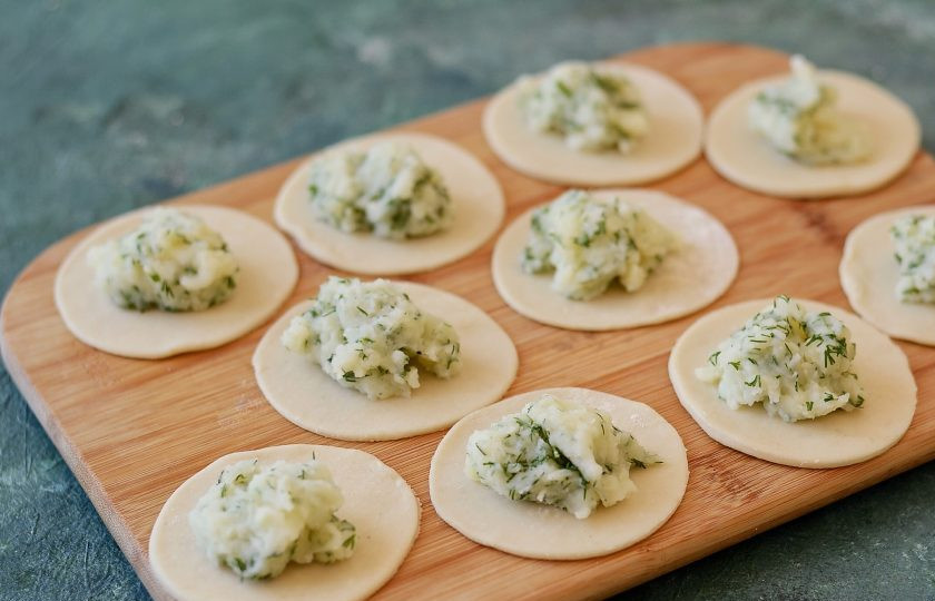 1. Этап. Вареники с картошкой на воде: В центр выложите начинку.
