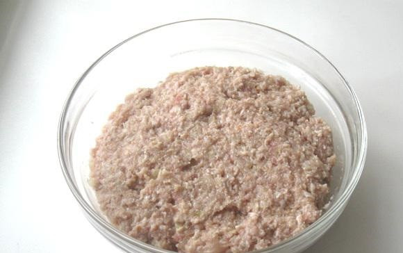 1. Этап. Фаршированный перец в сметанном соусе: 2. Знаете, как сделать фаршированный перец в сметанном соусе по-настоящему вкусным? Добавить соль, перец и любимые специи или сушеные травы. Это придаст блюду дополнительный аромат. Все тщательно перемешать.