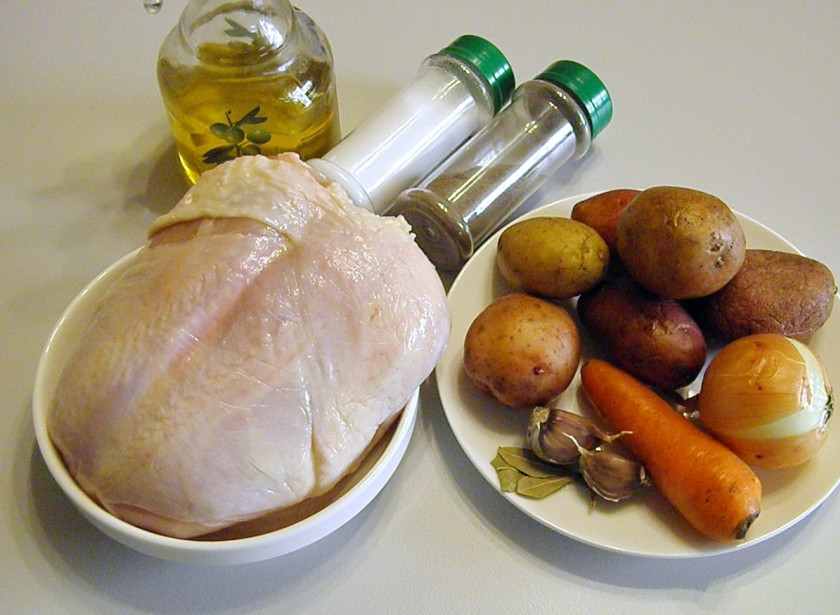 1. Этап. Куриная грудка с картошкой в мультиварке: Приготовьте продукты. Овощи тщательно вымойте. Куриную грудку тоже нужно вымыть и обсушить бумажной салфеткой. Снимите мясо с косточек, удалите кожу.