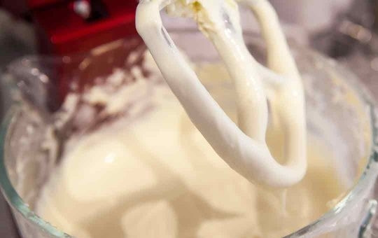 1. Этап. Классический чизкейк Нью-Йорк: 5. Взбейте все до однородности.