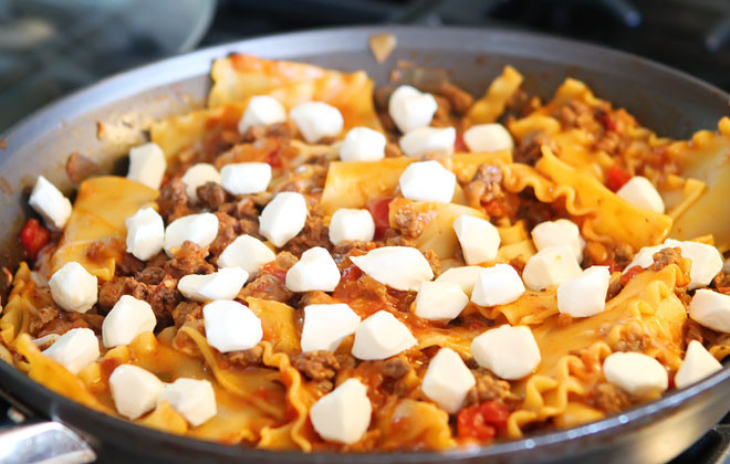 1. Этап. Лазанья на сковороде: Как только сыр немного разойдется, добавьте кусочки 