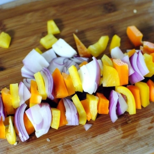 1. Этап. Садовый салат с арахисом: Аккуратно нанизываем овощи на шампуры.