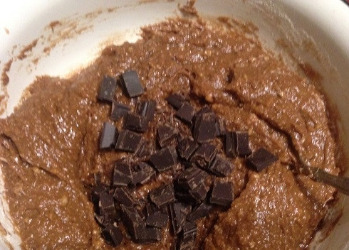 1. Этап. Шоколадный ПП-кекс: Добавляем кусочки шоколада и перемешиваем.