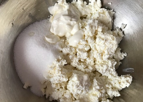 1. Этап. Пирожное Творожная нежность: 3. Пока тесто в морозилке, готовим начинку. Творог смешиваем с остатками сахара и сметаны. Размешиваем до полного растворения сахара.