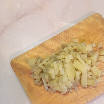 1. Этап. Салат Родные рядом: Картофель нарезать мелкими кубиками.