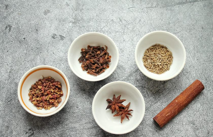 1. Этап. Китайская смесь пряностей Пять специй: Подготовьте все необходимые ингредиенты для приготовления китайской смеси пряностей 