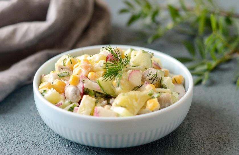 1. Этап. Салат с кукурузой, грибами и огурцами: Салат с кукурузой, грибами и огурцами готов. Приятного аппетита!