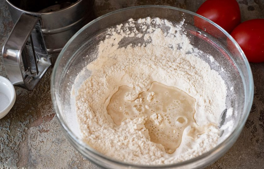 1. Этап. Пицца Виктория: Залейте теплую воду и растительное масло.