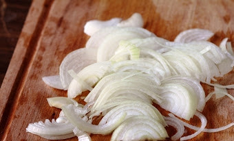 1. Этап. Капуста с помидорами: Лук чистим, моем и тонко нарезаем. Чтобы немного 