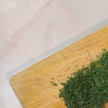 1. Этап. Салат из молодой капусты с уксусом: Укроп мелко покрошить.