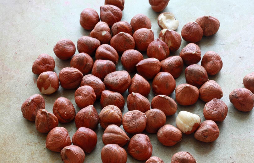 1. Этап. Ореховое печенье (песочное): 1. Поджарьте фундук в духовке.