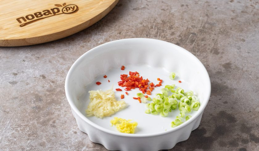 1. Этап. Корейский салат с грибами: Измельчите чеснок, корень имбиря и перец чили. Добавьте порезанную белую часть зеленого лука.