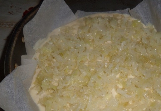 1. Этап. Овсяный заливной пирог с капустой: Поверх теста выкладываем обжаренную капусту.