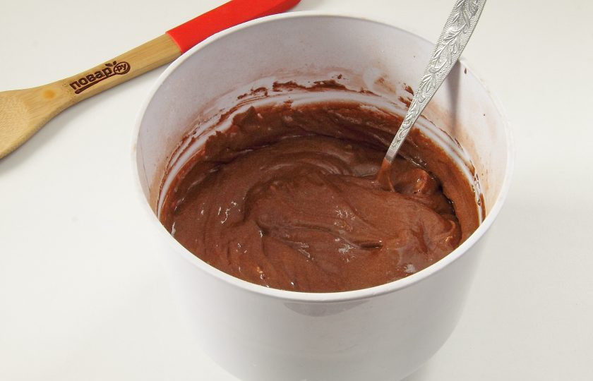 1. Этап. Шоколадно-банановый пирог: Аккуратно вмешайте бананы в тесто, стараясь их не повредить.