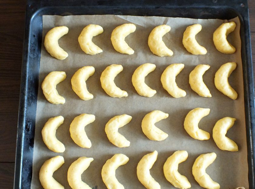 1. Этап. Греческое печенье Курабьедес: Выложите заготовки на противень застеленный пекарской бумагой. Поставьте выпекаться в разогретую до 180 градусов духовку на 10-12 минут. Учитывайте особенности своей духовки.