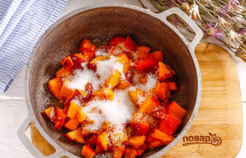 1. Этап. Персиковый компоте для торта: Всыпьте сахарный песок. Желательно попробовать персики на вкус, чтобы знать, какое количество сахара нужно добавить. По желанию можно всыпать щепотку лимонной кислоты.