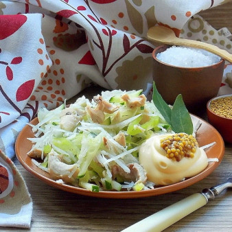 Пикантный салат с дайконом и курицей