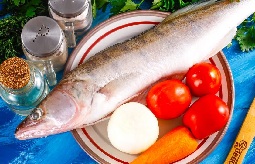 1. Этап. Соте из судака: Подготовьте указанные ингредиенты. Рыбу выпотрошите, очистите от чешуи и промойте в воде.