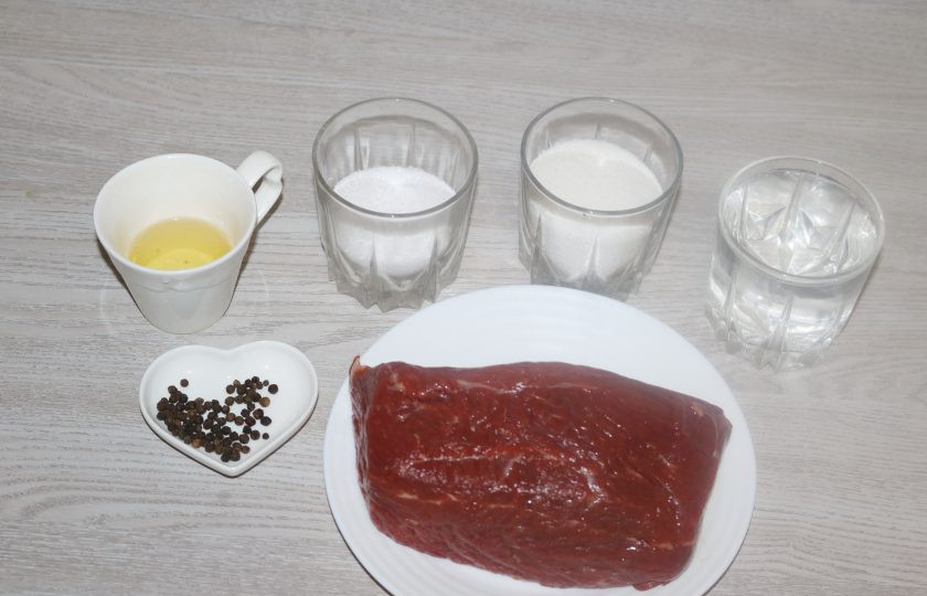 1. Этап. Говядина, маринованная в водке: Подготовьте ингредиенты.