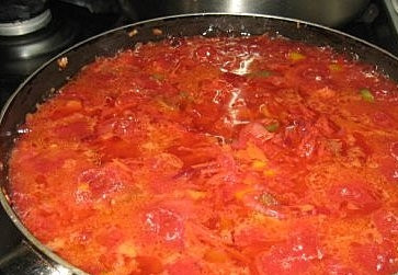 1. Этап. Борщ с грибами и фасолью: Добавить измельченные (протертые или нарезанные) помидоры, томатную пасту, соль. сахар и красный перец. Перемешать, уменьшить огонь и готовить до заметного выкипания жидкости.