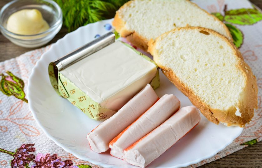 1. Этап. Гренки с крабовыми палочками: Подготовьте ингредиенты.