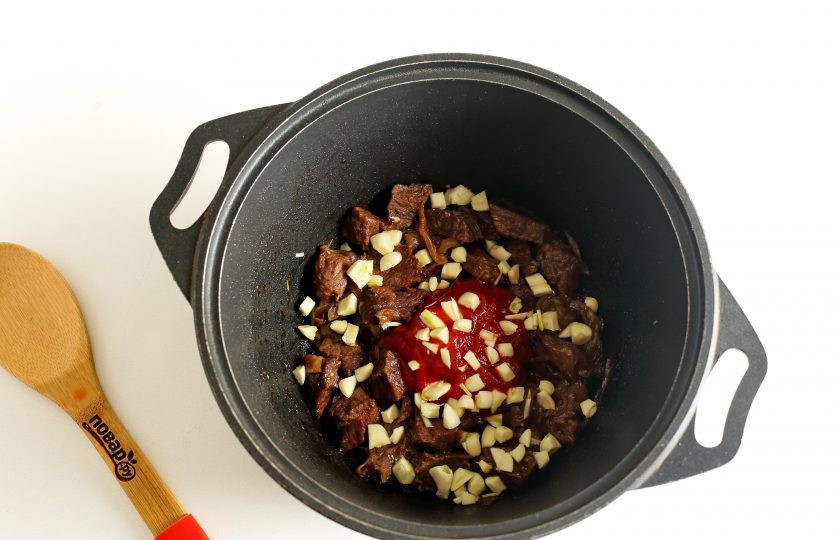 1. Этап. Суп гуляш по-тирольски: Затем добавьте чеснок и томатную пасту. Тушите еще 5-7 минут периодически помешивая.