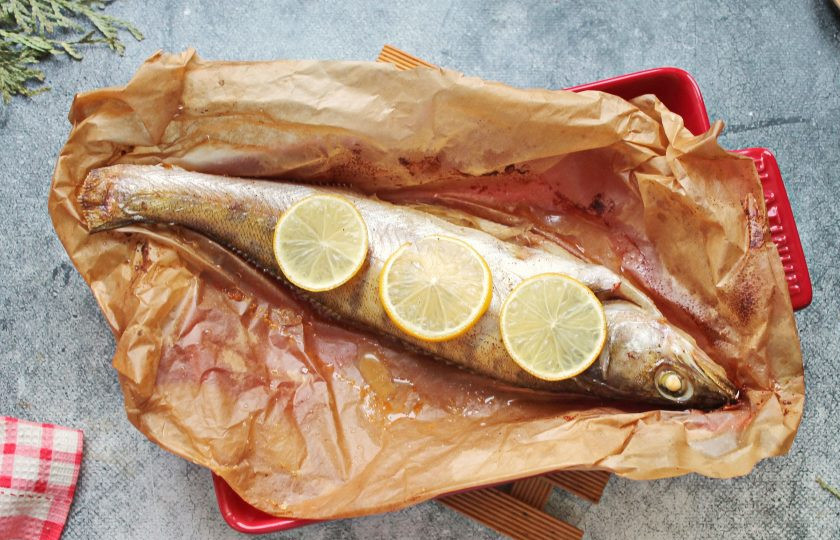 1. Этап. Судак с лимоном: Разверните пергамент и запекайте рыбу еще в течение 10 минут. Готовую рыбу достаньте и сразу подавайте к столу.