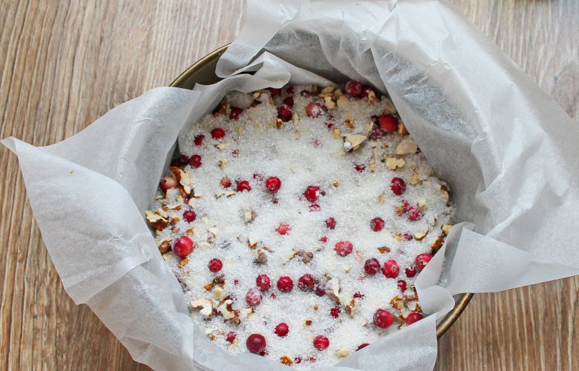 1. Этап. Бостонский клюквенный пирог: Равномерно посыпьте ягоды и орехи сахаром.