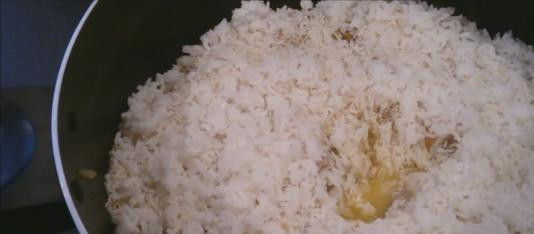 1. Этап. Плов из окорочков: 7. В середине делаем небольшую воронку. Сюда обычно выкладывают чеснок и приправы. Так поступим и мы.