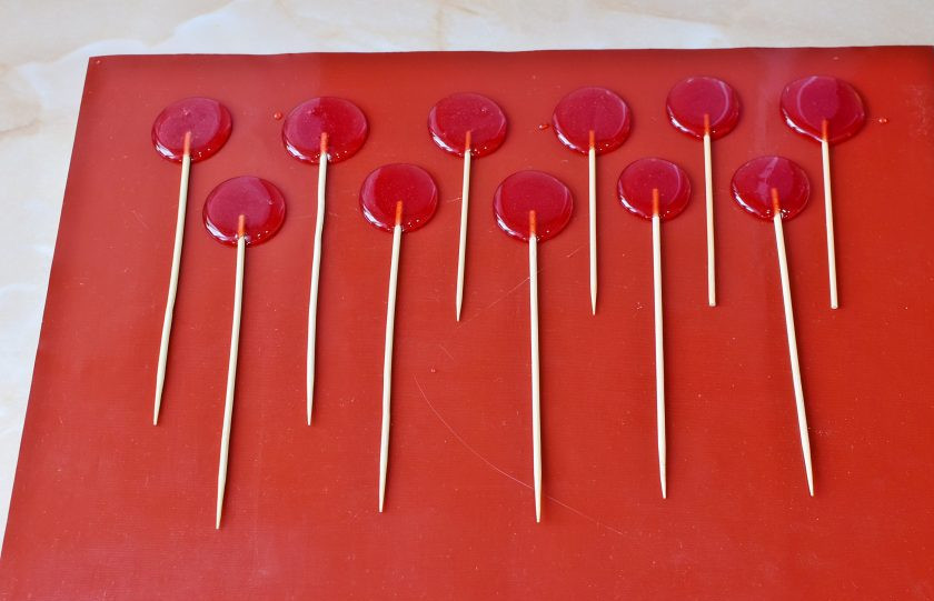 1. Этап. Медовые леденцы: На силиконовый коврик выливайте леденец и вставляйте в него шпажку.