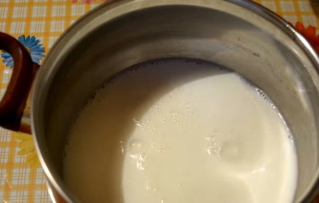 1. Этап. Бисквитный торт Славяночка: 2. В молоко добавьте сахар (в том числе и ванильный), доведите до кипения. Не переставая помешивать венчиком яичную смесь, тонкой струйкой введите в нее молоко.