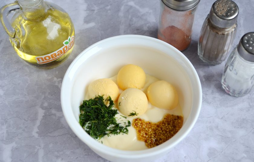 1. Этап. Салат из пасты с яйцами: 4. Вареные желтки соедините с майонезом, горчицей, рубленной зеленью (у меня укроп), соль-перец и паприку положите, перемешайте хорошенько заправку для салата.