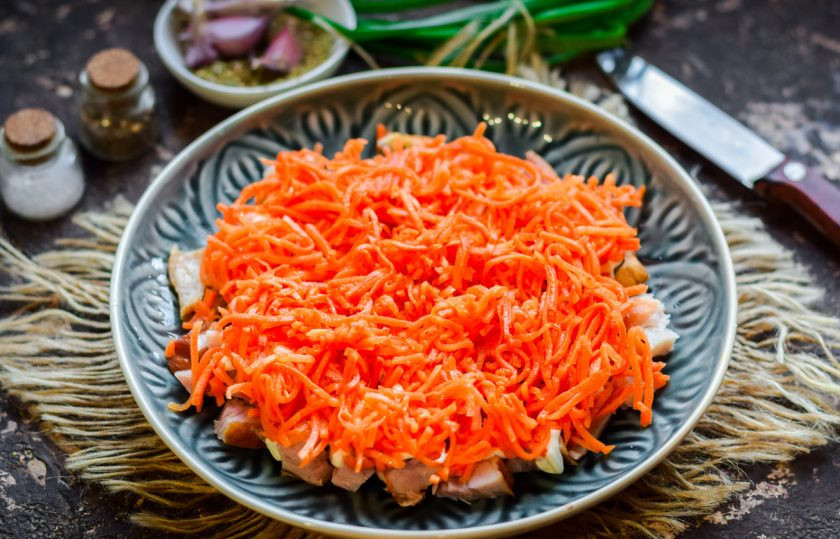 1. Этап. Салат Парус: Следующий слой - морковь по-корейски.