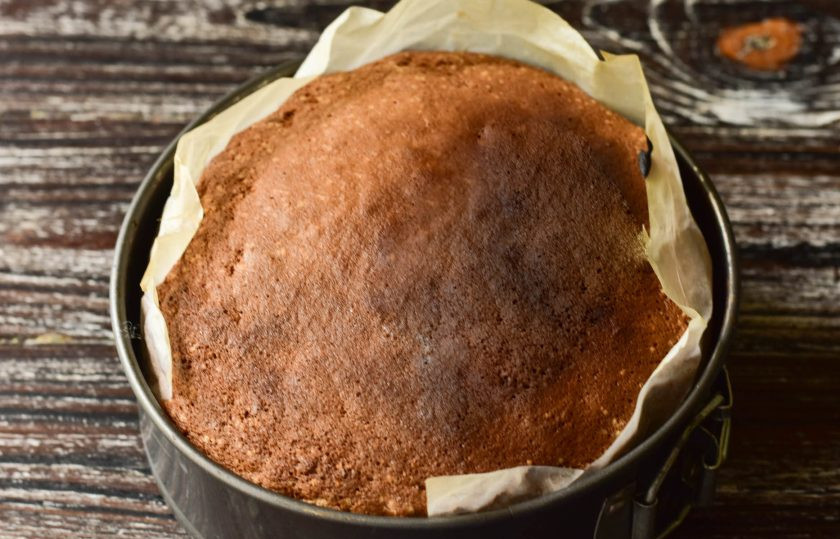 1. Этап. Морковный торт с ананасами: Отправьте бисквит в разогретую до 190 градусов духовку на 25-30 минут.