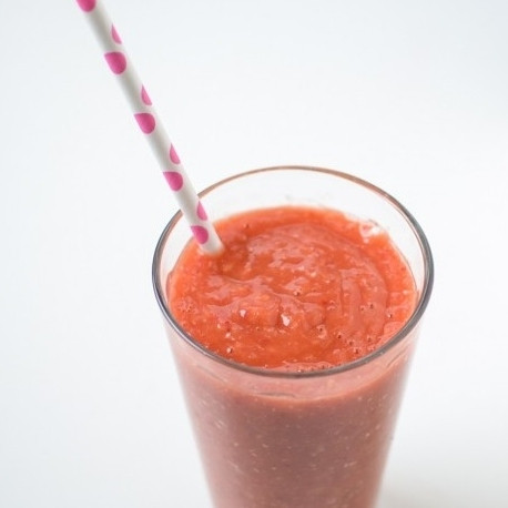 1. Этап. Смузи из манго и ягод: 7. Перелейте смузи из манго и ягод в стакан и подавайте. Приятного аппетита!